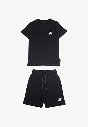 Set per bambini composto da t-shirt nera a maniche corte e pantaloncini con coulisse, con logo JR bianco sul petto a sinistra e sulla gamba sinistra.
