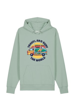 Hellgrüner Hoodie mit Fronttasche und farbenfroher Grafik eines Campervans, Surfboards und dem Text "Travel and Surf The World" auf der Brust.
