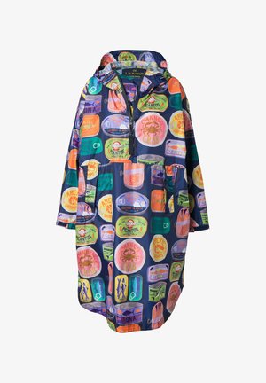 Impermeable colorido con gráficos de una variedad de alimentos enlatados. Forma holgada, capucha y múltiples bolsillos frontales. Textura suave.