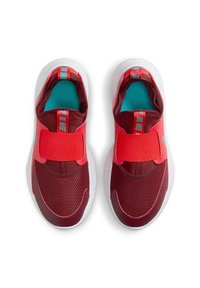 Zapatillas deportivas rojas con una parte superior de malla transpirable, correas rosas en contraste y una suela blanca. Presenta un forro interior azul.