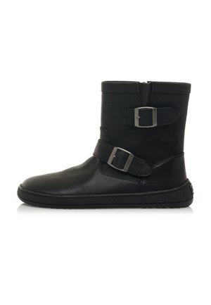Botas de tobillo de cuero negro que cuentan con dobles hebillas plateadas y una suela texturada. El diseño incluye una punta redondeada y un acabado suave.