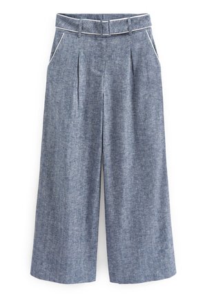 Pantalones grises de talle alto y pierna ancha con pliegues delanteros, bolsillos laterales y un cinturón de tela a juego con hebilla cuadrada.