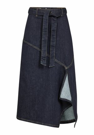 Falda envolvente de denimb oscuro con cinturilla ajustable, costuras angulares y una abertura lateral que muestra una tela de color azul claro por debajo.