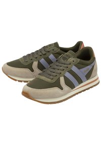 Scarpe sportive verdi e beige realizzate in materiali scamosciati e tessili. Presentano strisce viola chiaro e una suola in gomma. Design con lacci.