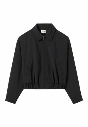 Chaqueta negra corta de tejido suave, con cierre frontal, gran solapa y cinturilla elástica con bolsillos laterales.