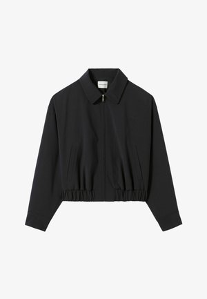 Chaqueta negra corta de tejido suave, con cierre frontal, gran solapa y cinturilla elástica con bolsillos laterales.