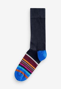 Calzino blu navy con motivo a righe multicolori nella parte inferiore, dotato di una punta azzurra brillante. Realizzato in materiale morbido e elastico.