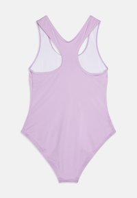 Maillot de bain une pièce lilas avec un design dos nageur, présentant une texture lisse et une doublure intérieure blanche contrastante.