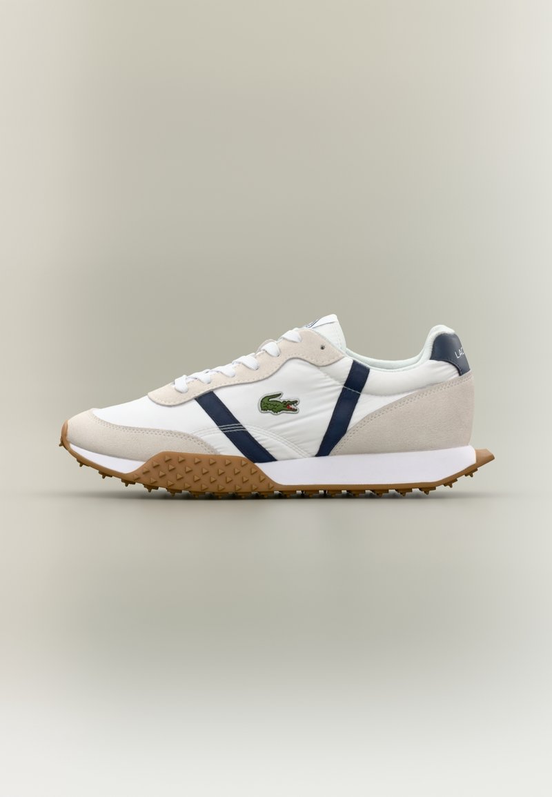 Baskets Lacoste blanc et beige avec des rayures bleu marine, logo crocodile vert, et semelle texturée marron, vues de côté extérieur.