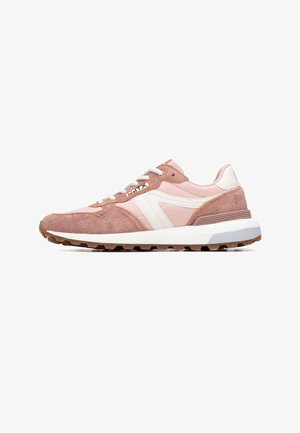 Zapatilla deportiva de ante y cuero rosa con detalles blancos, patrones texturizados y suela de goma marrón. Cuenta con cordones y un logotipo.