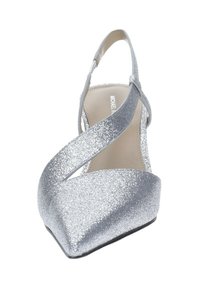 Chaussure à talons aiguilles argentée pailletée avec un bout pointu, un design à bride arrière et des sangles entrecroisées. Texture lisse et semelle plate.