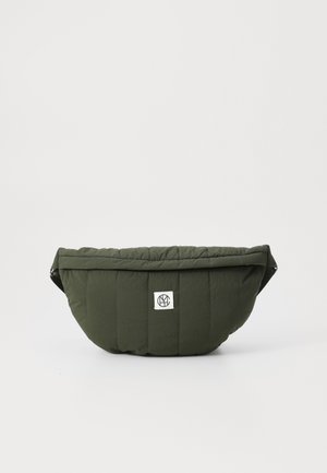 Grüne gesteppte Stofftasche, runde Form, Logo auf der Vorderseite, mit einer strukturierten Oberfläche und verstärkten Kanten für Haltbarkeit.