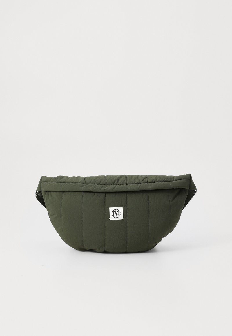 Groene, gevoerde stoffen tas met een ronde vorm, logo op de voorkant, met een gestructureerd oppervlak en versterkte randen voor duurzaamheid.