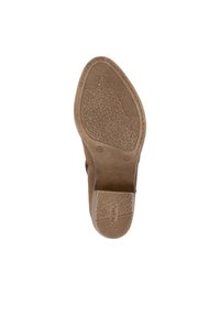 Semelle de chaussure en daim marron avec une surface texturée et motif. Comprend un petit talon et un bout arrondi avec le logo de la marque près du talon.
