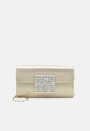 Goudkleurige metalen rechthoekige clutch met een fonkelende vierkante juwelsluiting en een korte gouden kettingriem op een witte achtergrond.