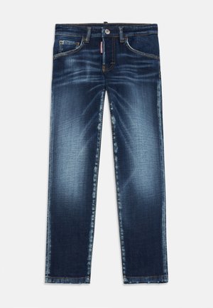 Jeans de ganga azul escuro com corte reto, apresentando bolsos frontais, desvanecimento subtil e detalhes de costura em contraste.