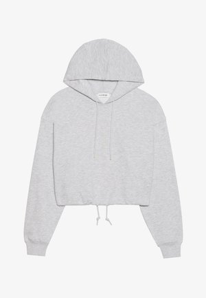 Siva skrajšana kapuca iz mehkega materiala, ki ima kapuco z vrvico, dolge rokave in rebraste manšete. Preprost dizajn brez vzorcev ali grafike.
