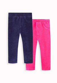 Twee paar corduroy broeken: één in donkerviolet, één in felroze. Beide hebben een tailleband en gestikte zakken.