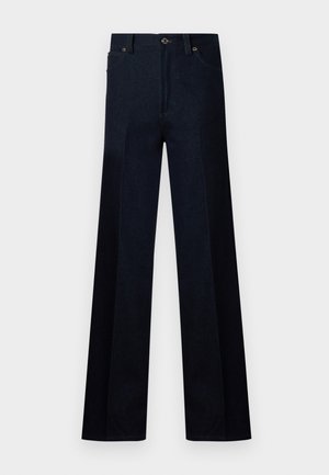 Pantaloni a zampa d'elefante in denim blu scuro con vita alta, chiusura a bottone e tasche frontali. Tessuto liscio con dettagli di cucitura minimi.