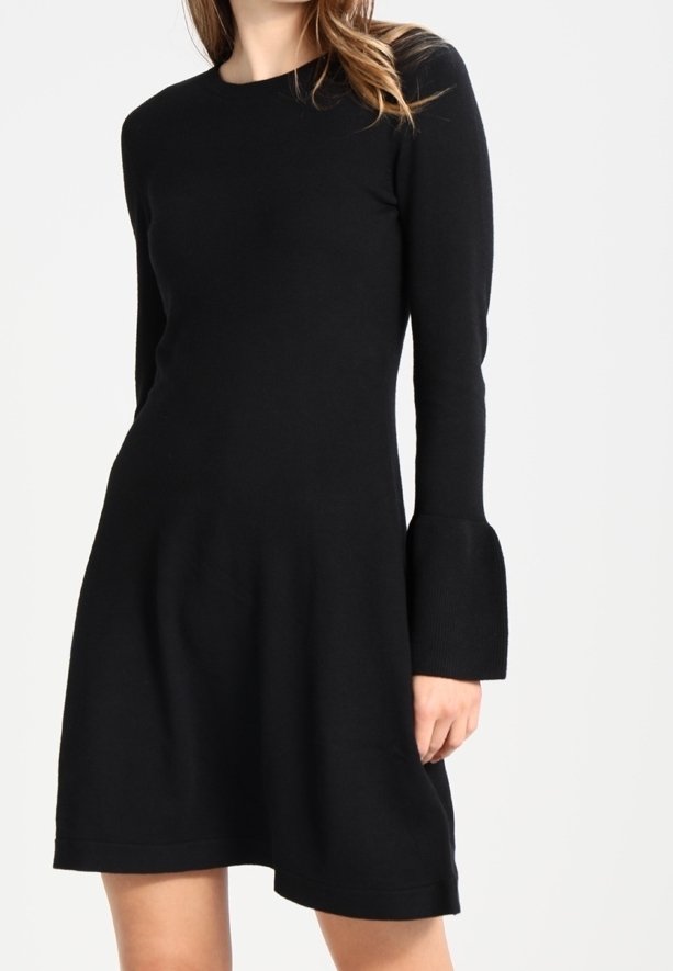 Zwarte gebreide jurk met lange belmouwen, ronde hals en een uitlopende zoom. Glad textuur met een casual silhouet.