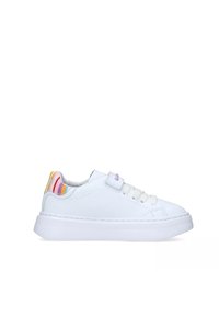 Sneaker bianca con esterno in pelle liscia, punta rotonda e suola piatta in gomma. Accenti multicolore a strisce ben evidenti sul tallone.