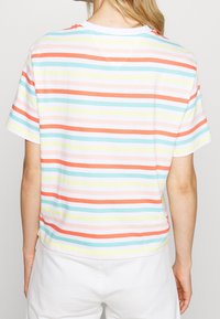 Gestreept katoen t-shirt met horizontale lijnen in koraal, turquoise, geel en wit, met korte mouwen en een ronde hals.