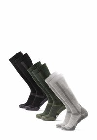 Quattro paia di calze al ginocchio: nere, verde scuro e grigio chiaro. Caratterizzate da polsini a coste, motivi a contrasto e punte rinforzate.