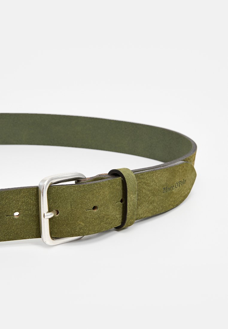 Olivgrüner Wildledergürtel mit silberner Metallschnalle und "Marc O'Polo" prägung nahe der Spitze auf weißem Hintergrund.