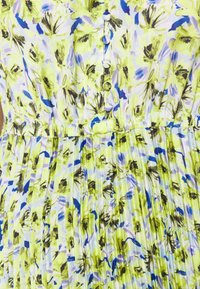 Robe fleurie avec des motifs abstraits de fleurs en vert citron, bleu et noir, dotée de boutons recouverts de tissu et d'une taille froncée.