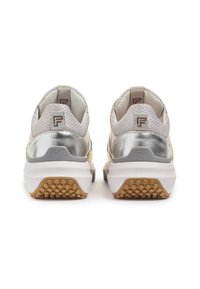 Sneaker mit einem Obermaterial aus Mesh in Hellbeige und silbernen Akzenten, ausgestattet mit einem grauen Fersenstabilisator und einer strukturierten Gummisohle.