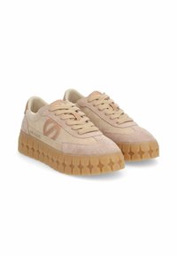 Beige suède sneakers met een textuurafwerking, voorzien van een dikke rubberen zool met een zigzagpatroon en veters in een bijpassende kleur.
