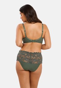Ensemble de lingerie vert olive comprenant un soutien-gorge lisse avec des bretelles ajustables et une culotte taille haute ornée de dentelle florale le long de la taille.