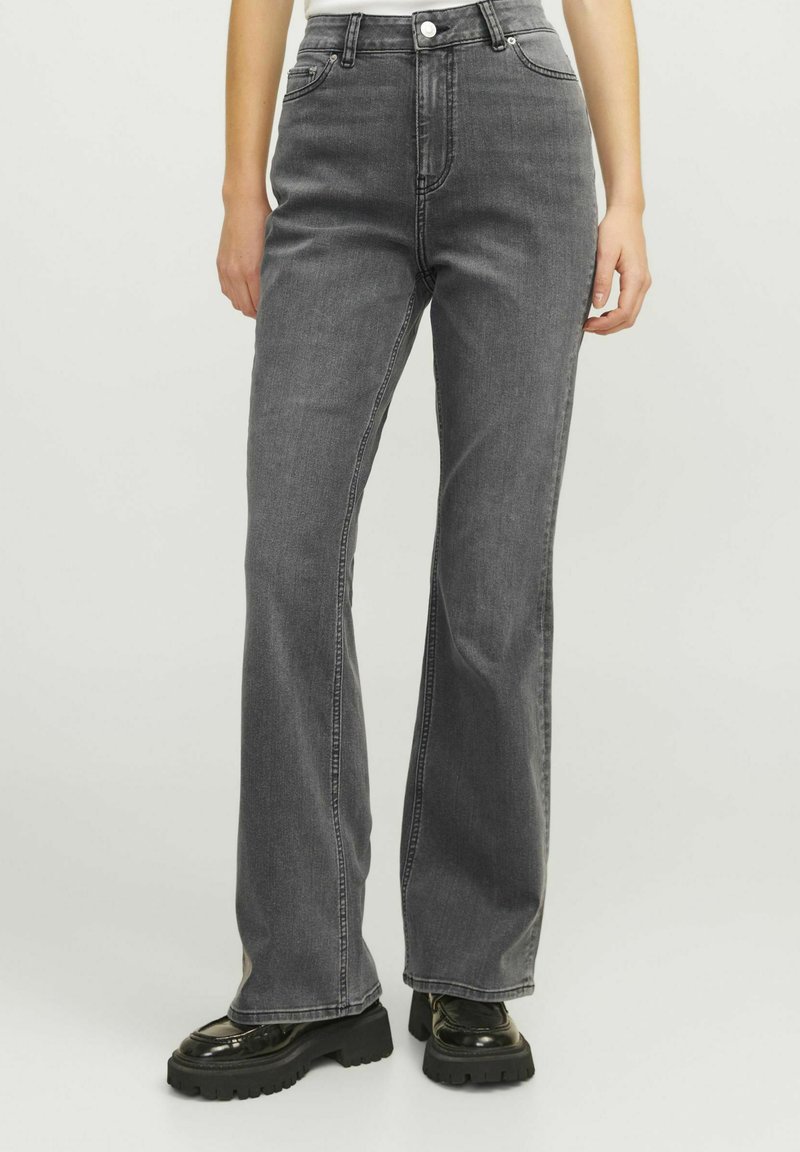 Jeans in denim grigi con vita alta e gamba dritta, dotati di chiusura con bottone e zip, tasche frontali e dettagli di cucitura a vista.