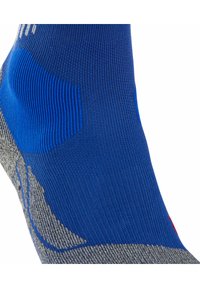 Calzini blu e grigi con texture a coste, tallone e punta rinforzati e zone imbottite per il comfort. Gli accenti includono un marchio rosso.