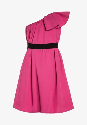 Vestido rosa de un solo hombro con manga con volantes y cinturilla negra, falda acampanada y cuerpo fruncido.