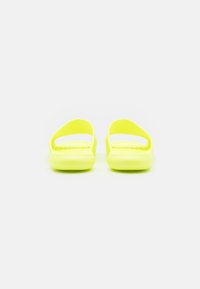 Nike Sportswear VICTORI ONE SLIDE - Chinelos de piscina - volt/black