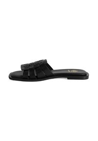 Sandales noires avec une semelle plate, présentant des lanières tissées sur le dessus. Finition lisse, design minimaliste et aucune quincaillerie visible.