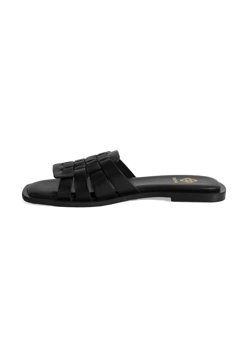 Sandales noires avec une semelle plate, présentant des lanières tissées sur le dessus. Finition lisse, design minimaliste et aucune quincaillerie visible.