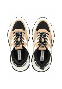 Sneaker chunky in pesca e nero, realizzate in materiali mesh e sintetici, con una suola bianca spessa, lacci neri e logo del marchio sulla linguetta.