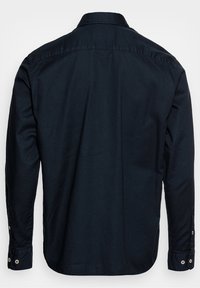 Dunkelblaues Langarmhemd mit Knöpfen, von hinten gezeigt, mit Kragen und geknöpften Manschetten auf einfarbigem Hintergrund.