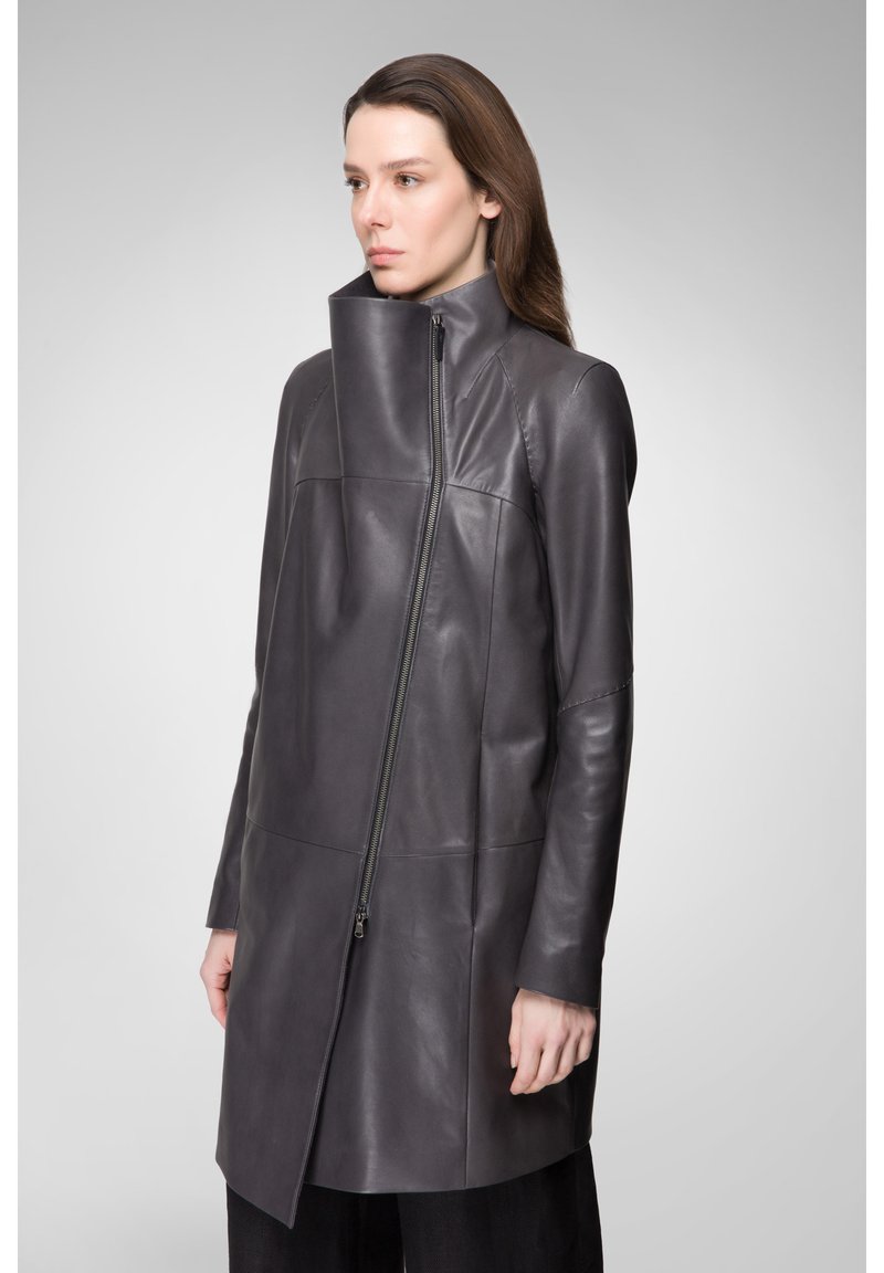 Grau Lederjacke mit hohem Kragen, asymmetrischem Reißverschluss und glatter Textur. Verfügt über taillierte Nähte und eine lange, strukturierte Silhouette.