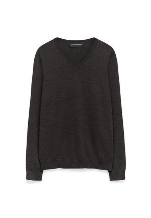 Ciemnoszary, długi sweter z dekoltem w serek, wykonany z miękkiej dzianiny. Posiada ribbowane mankiety i dół, z subtelnymi detalami przyszycia na klatce piersiowej.
