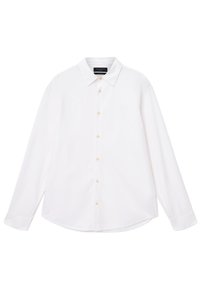 Camisa blanca de manga larga con un cuello clásico y frente de botones, con una textura suave y un sutil detalle del logo en el pecho.