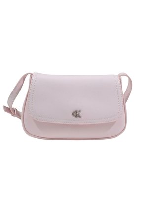 Sac à bandoulière en cuir rose clair avec fermeture à rabat, sangle ajustable et logo argenté "cK" au centre devant.
