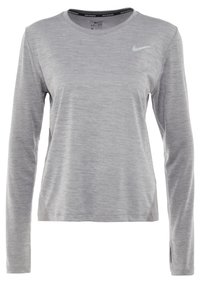 Ljust grå långärmad Nike löpeshirt med rund hals, fuktavvisande tyg och liten swoosh-logotyp på vänster bröst.