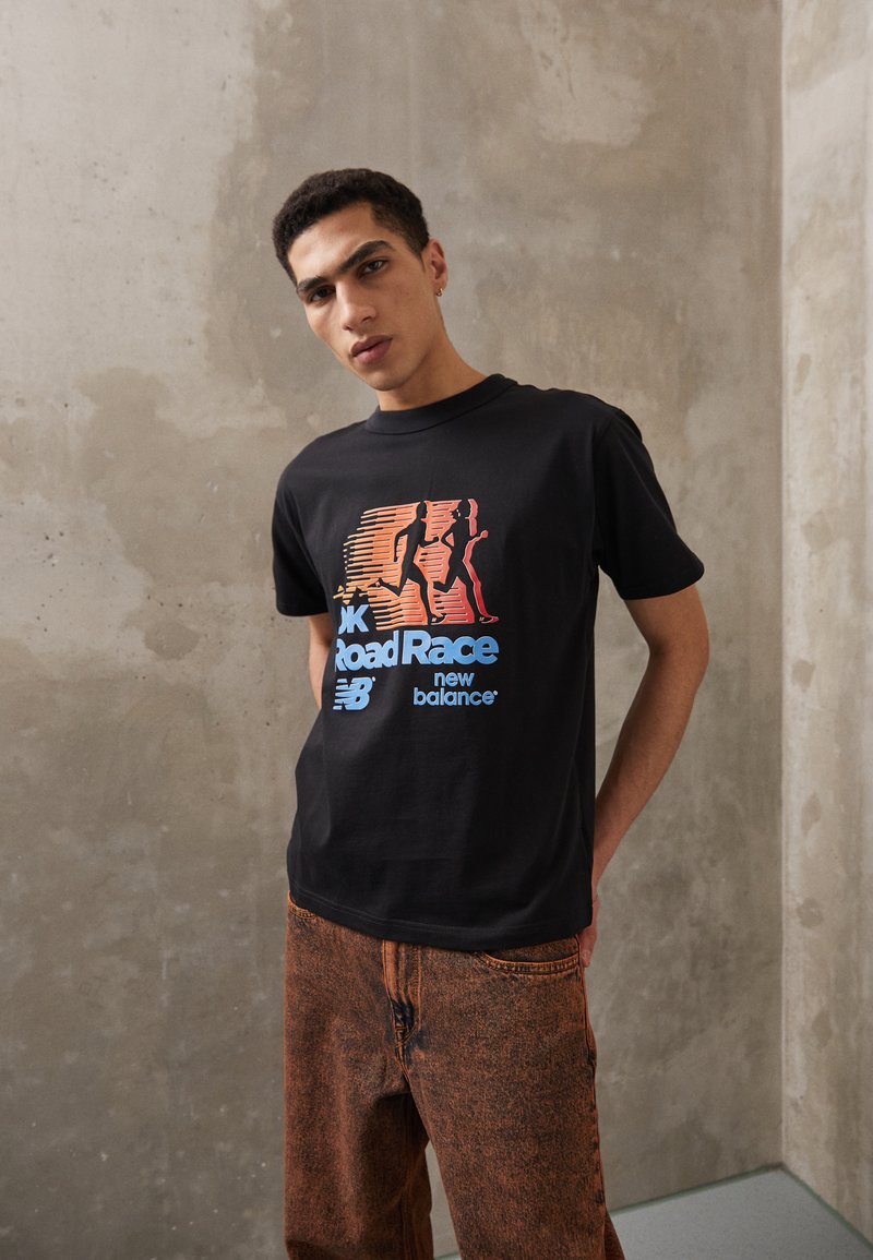 New Balance ATHLETICS GRAPHIC - Print T-shirt - black - Zalando.ie