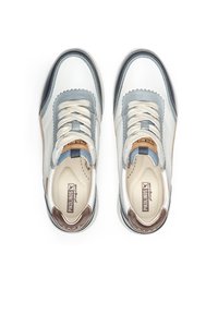 Zapatillas de cuero blancas y azul claro con un diseño texturizado, cordones beige, acentos marrones y puntera redondeada. Marca Pikolinos visible en el interior.