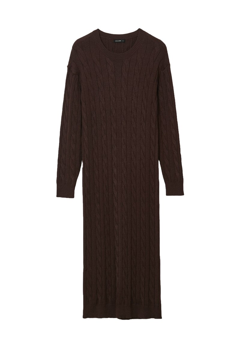 Robe pull en maille torsadée à manches longues, de couleur brun foncé, avec col rond, poignets côtelés et ourlet, posée à plat sur un fond blanc.