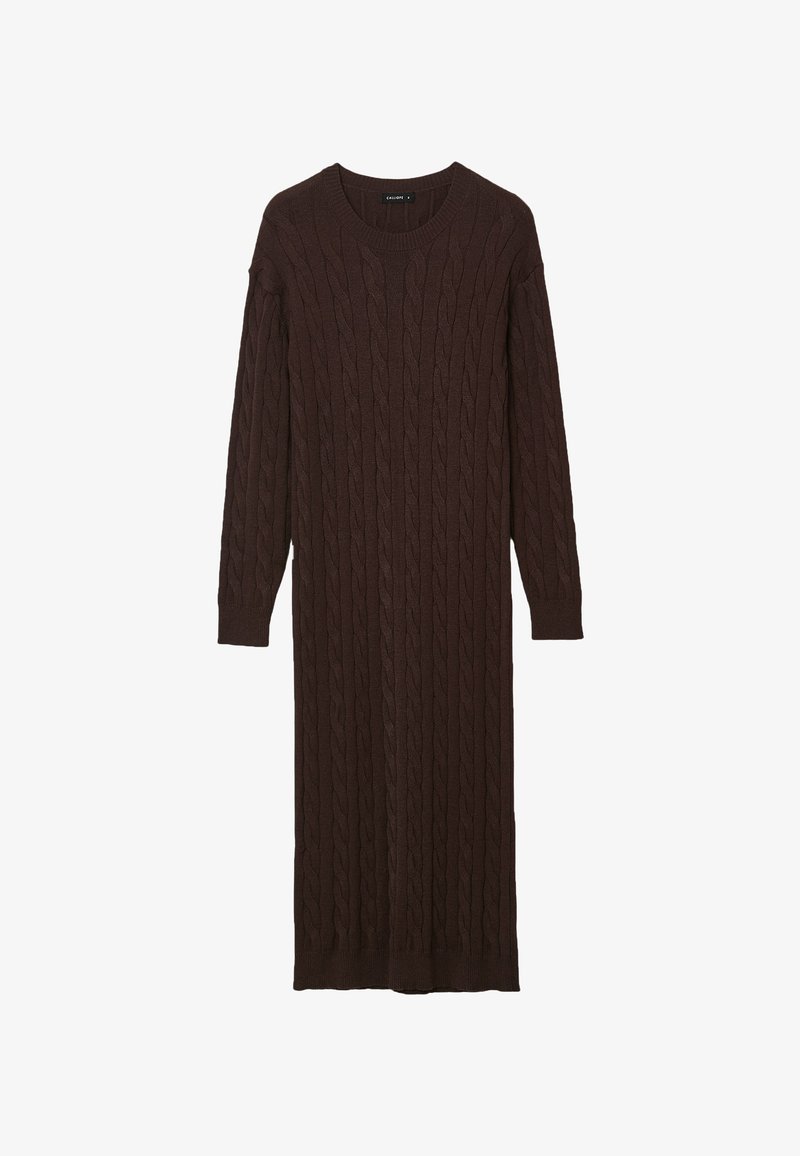 Robe pull en maille torsadée à manches longues, de couleur brun foncé, avec col rond, poignets côtelés et ourlet, posée à plat sur un fond blanc.