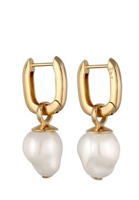 Goldfarbene Creolen mit großem weißen Perlenanhänger, mit einer glatten, abgerundeten Form und minimalistischem Design.
